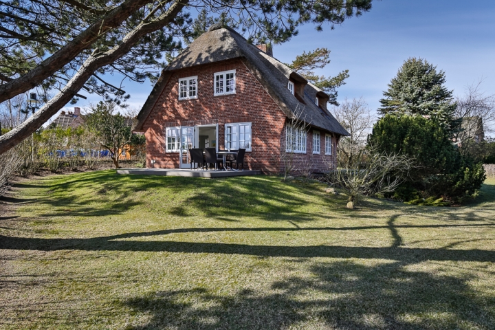 Typisch friesisch, mit alten KachelElementen und kunstvoll bemalten Tür