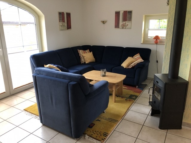 Wohnebereich mit gemütlicher Couch