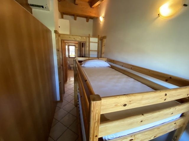 Das etagenbett im kleineren Schlafzimmer