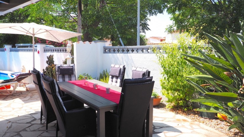 ferienhaus mit privatpool klima und garten auf grossem eckgrundstuck