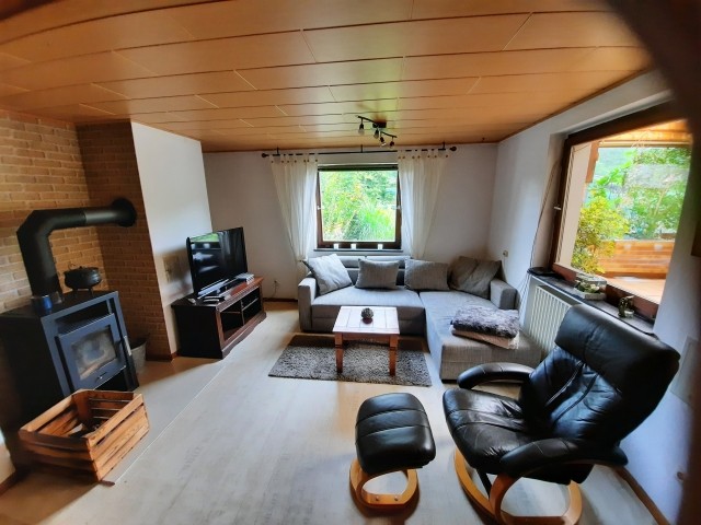 Ihr großes Wohnzimmer mit Kamin und Fernseher