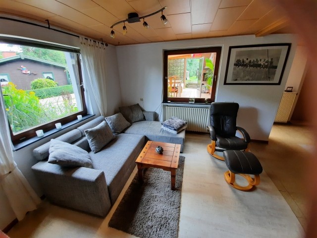 Ihr Wohnzimmer mit Sofa (Schlaffunktion)