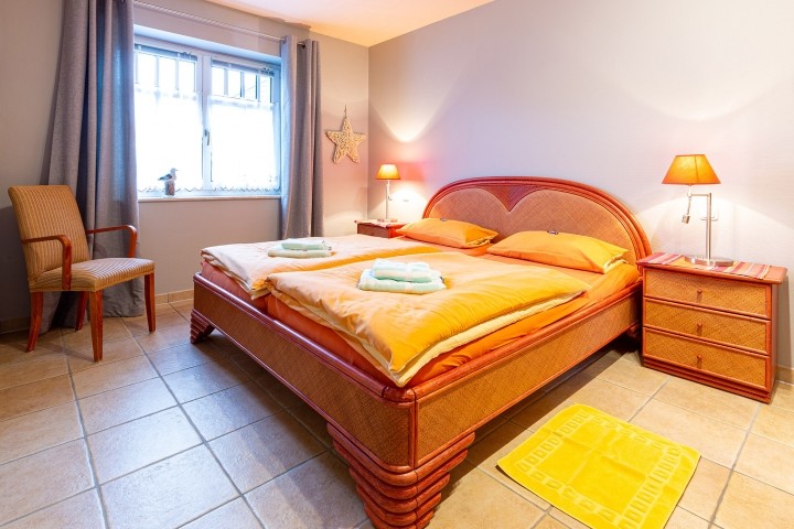 Schlafzimmer mit Doppelbett