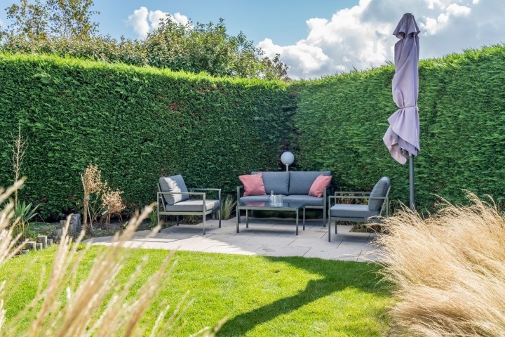 Die 2. Terrasse mit Lounge-Ecke