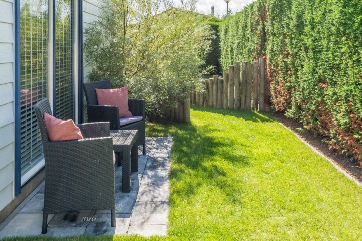 Sitzecke neben dem Haus (Mittag/Abendsonne)