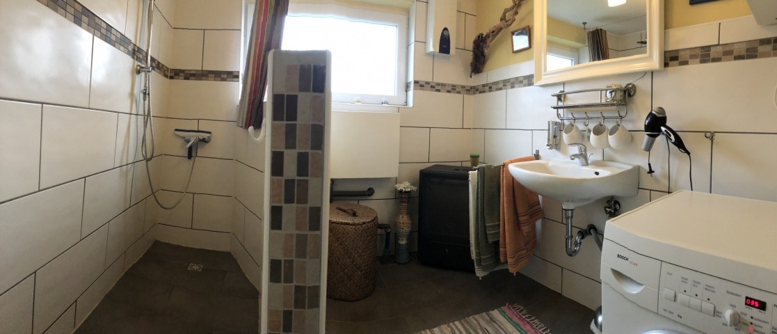 das Bad mit bodengleicher Dusche