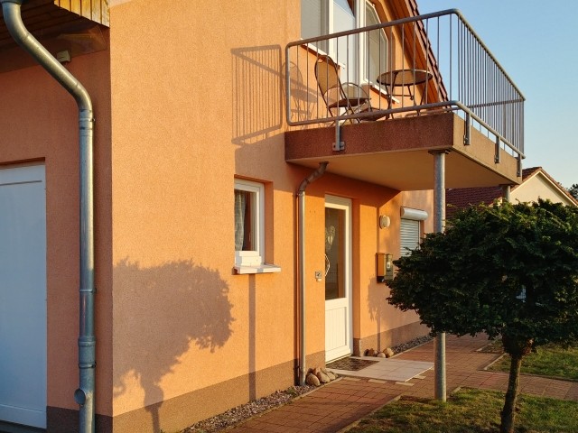 großer Balkon mit Blick auf Salzhaff und Ostsee