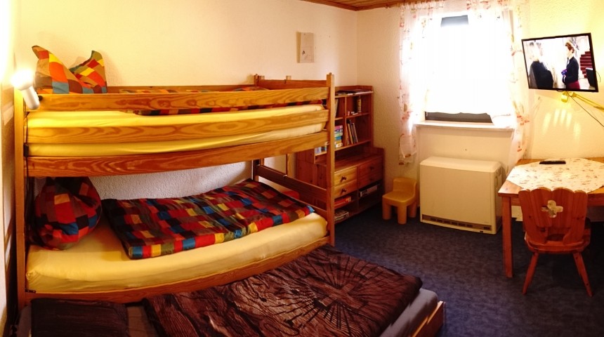 Kinderzimmer Etagenbett mit Ausziehbett