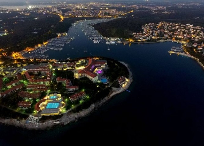 Pula bei Nacht