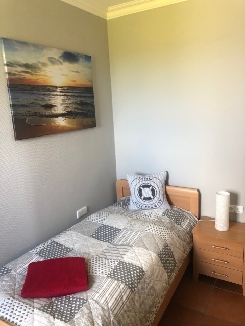 Das zweite Schlafzimmer mit Fenster und zwei separaten Einzelbetten