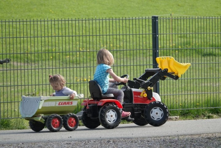 Kinderfahrzeuge am Hof