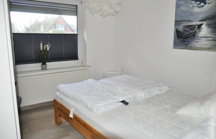 Schlafzimmer mit Doppelbett im EG