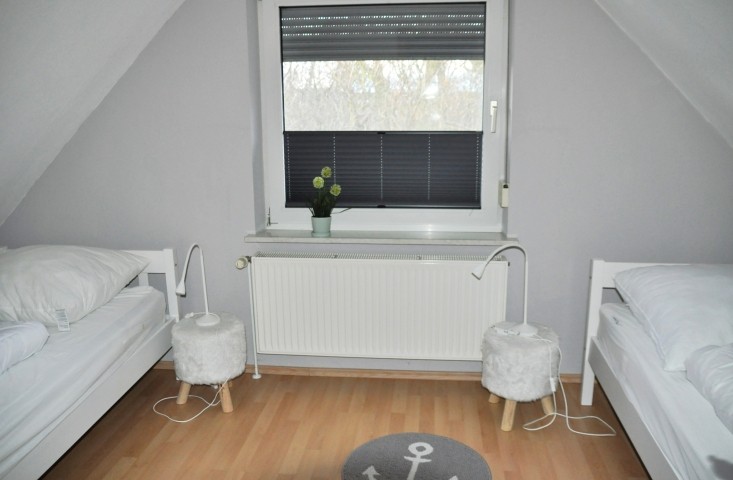 Schlafzimmer mit zwei Einzelbetten