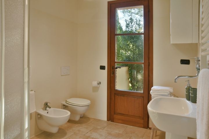 Bad mit Dusche im Eingangsbereich