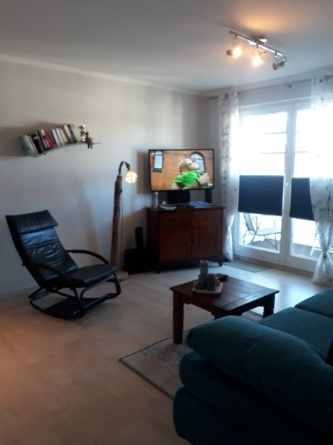Wohnzimmer mit DVD/TV und Ausgang zum Balkum