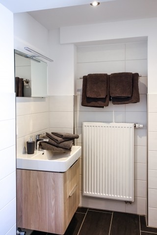 Waschbecken mit Handtüchern