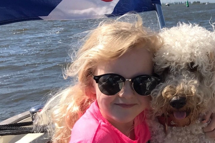 Hund mit aufs Boot