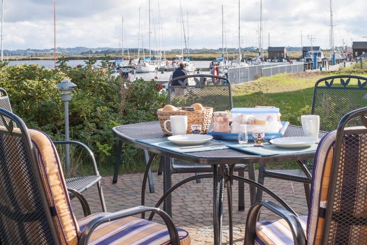 Auf der Terrasse mit Blick auf den Hafen