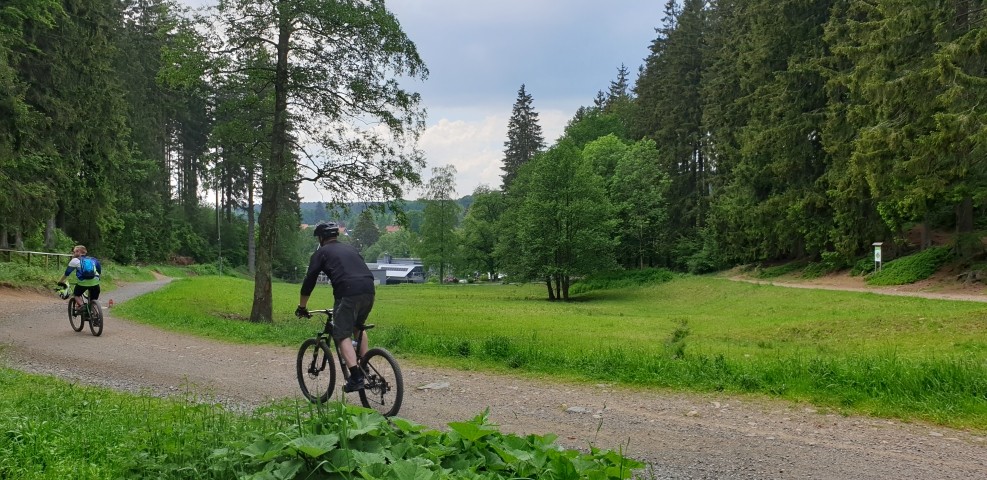Mit Mountainbikes vom Gipfel ins Tal