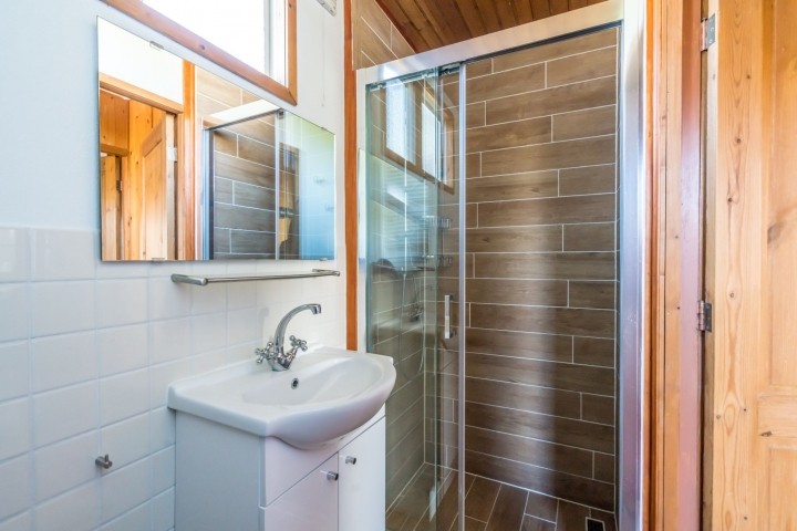 Das neue Badezimmer mit Dusche, Waschbecken und Toilette