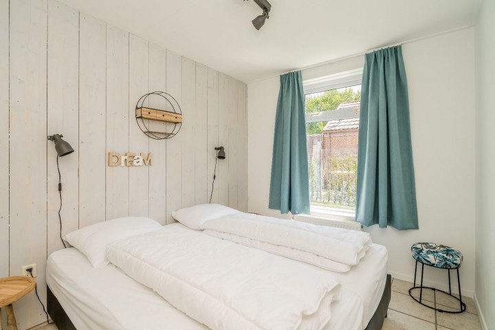 Schlafzimmer 1 mit 2 Boxspringbetten und Schrank