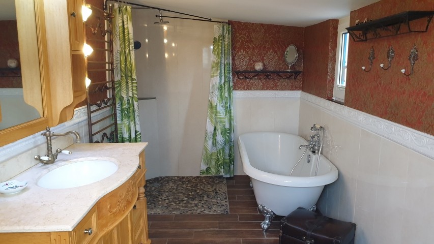 Bad mit bodengleicher Dusche und Badewanne