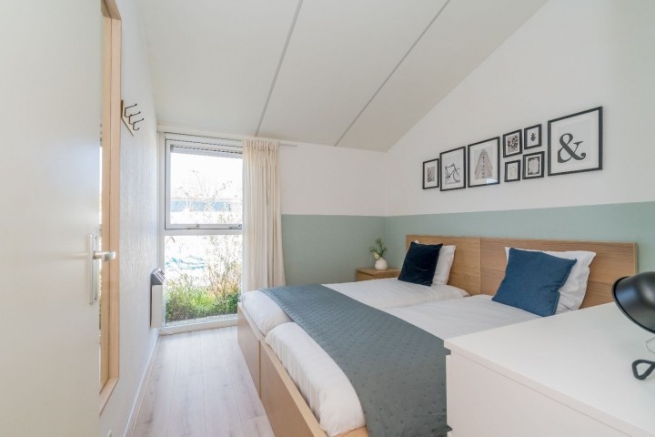 Schlafzimmer 2 mit 2 Einzelbetten und Kleiderschrank