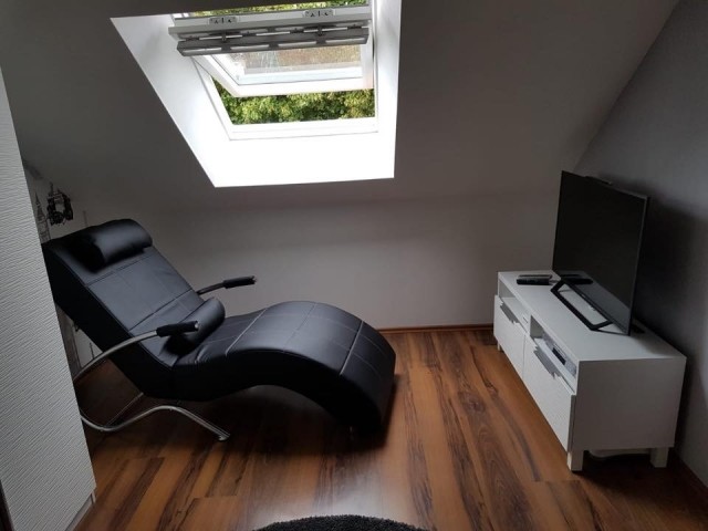 Gemütlich vorm Fernseher im DG liegen