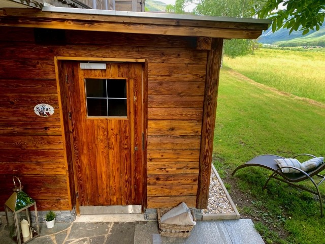 Outdoor-Blockhaus-Outdoor-Blockhaus-Sauna im Hotelgarten