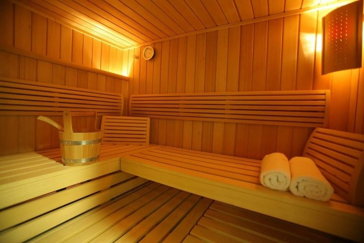 Outdoor-Blockhaus-Sauna im Hotelgarten