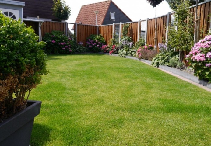 Der sonnige Garten ist komplett eingezäunt