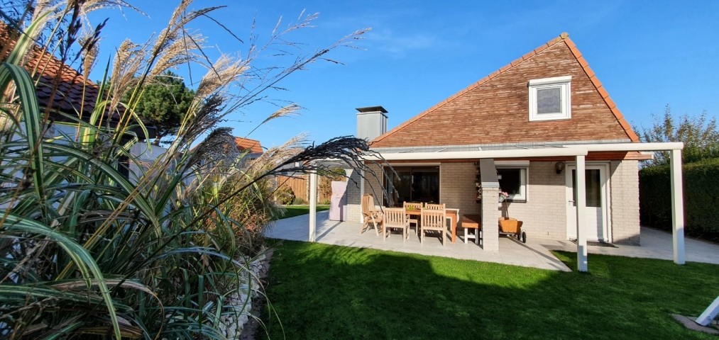 Die überdachte Terrasse ist gemütlich möbliert
