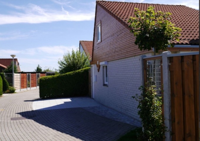 PKW-Stellplatz vor dem Haus