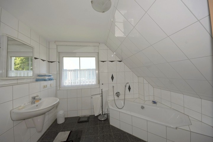 Bad mit Wanne und Dusche