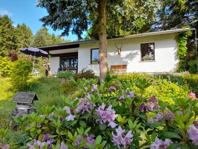 Hausansicht mit Garten