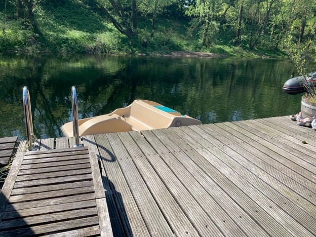 Terrasse mit Tretboot 