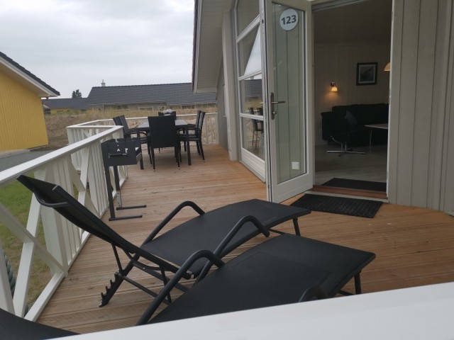 die Terrasse ist  mit Gartenmöbeln ausgestattet.
