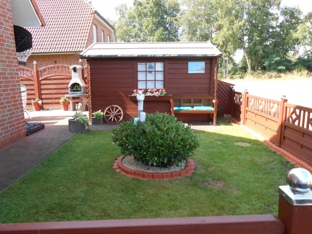 Hausansicht mit Garten