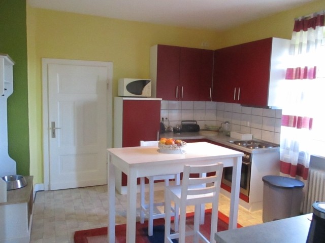 Große Küche mit Backofen, Spülmaschine etc.