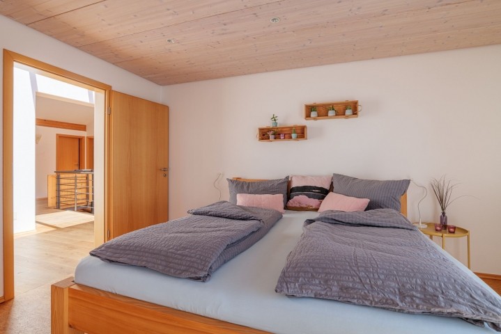 Schlafzimmer mit Doppelbett