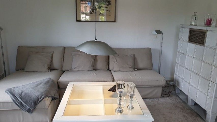 Wohnzimmer mit großer Couch