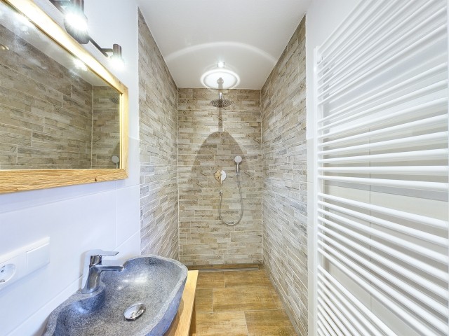 Kleines Bad mit Regendusche
