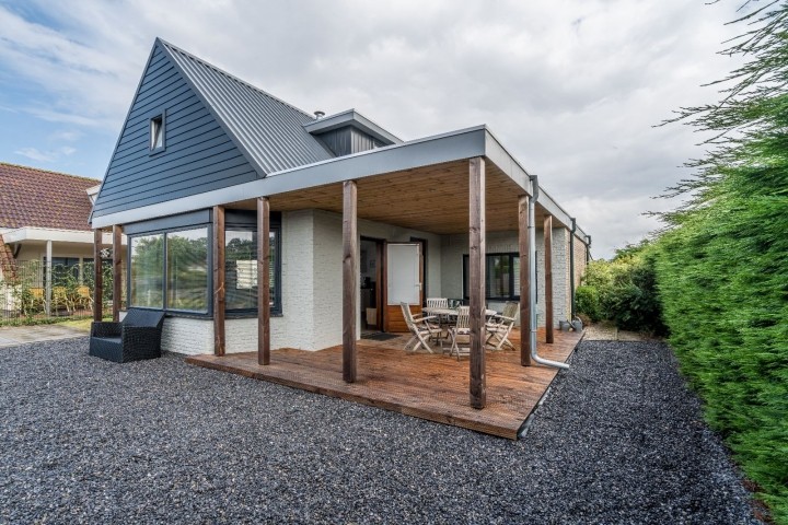 Die gemütliche, überdachte Terrasse mit Gartengruppe und Lounge-Ecke