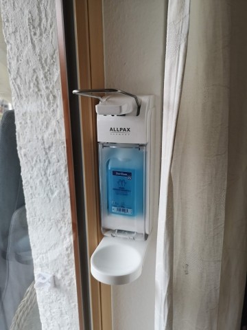Desinfektionsspender am Eingang 