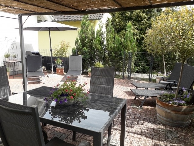 50 qm eingezäunte Terrasse vor dem Schlafzimmer