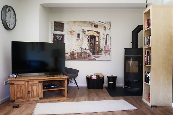 Wohnzimmer mit TV und Kamin