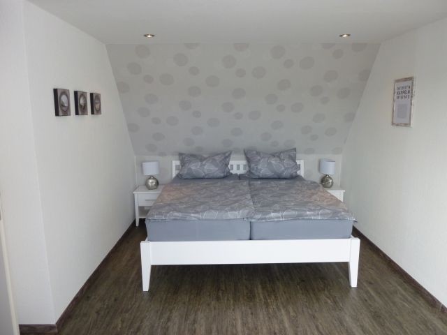 Schlafzimmer mit Doppelbett (180 x 200 cm) im OG...