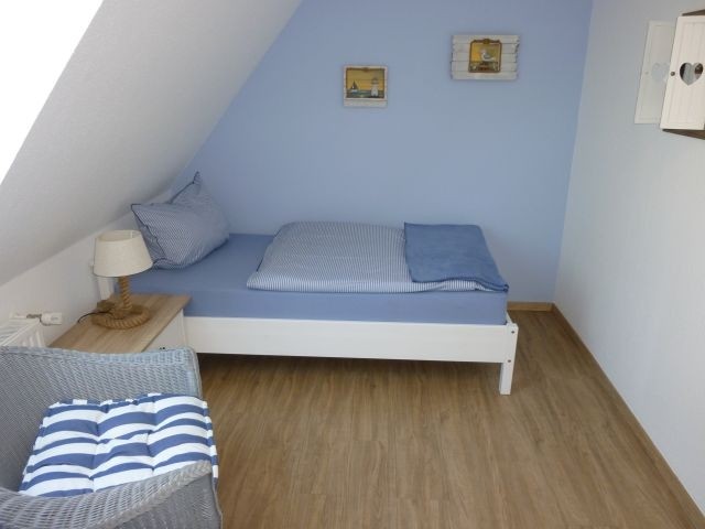 Schlafzimmer mit zwei Einzelbetten (100 x 200 cm) im OG...