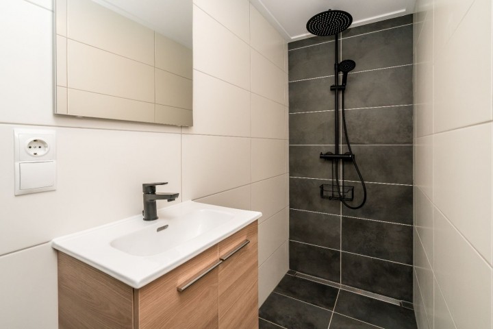 Badezimmer 1 mit Regendusche und Waschbecken