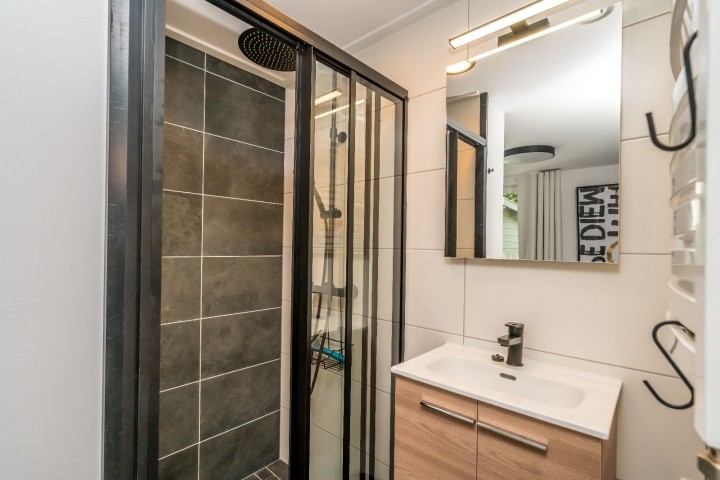 Badezimmer 2 mit Regendusche und Waschbecken